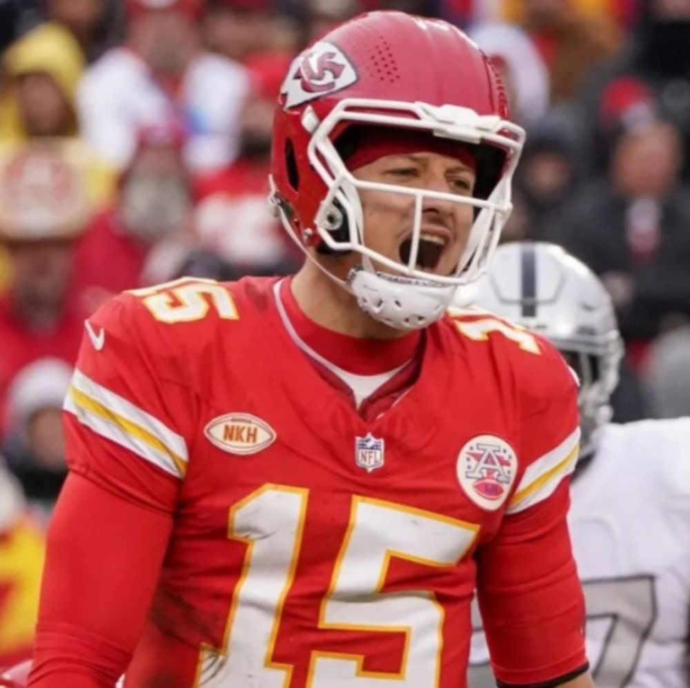 Patrick Mahomes (Nike)-(Chiefs)-(Jersey)-(Red)-(Pre-owned)-(Size XL)-$90.00 - Picture 2 of 9